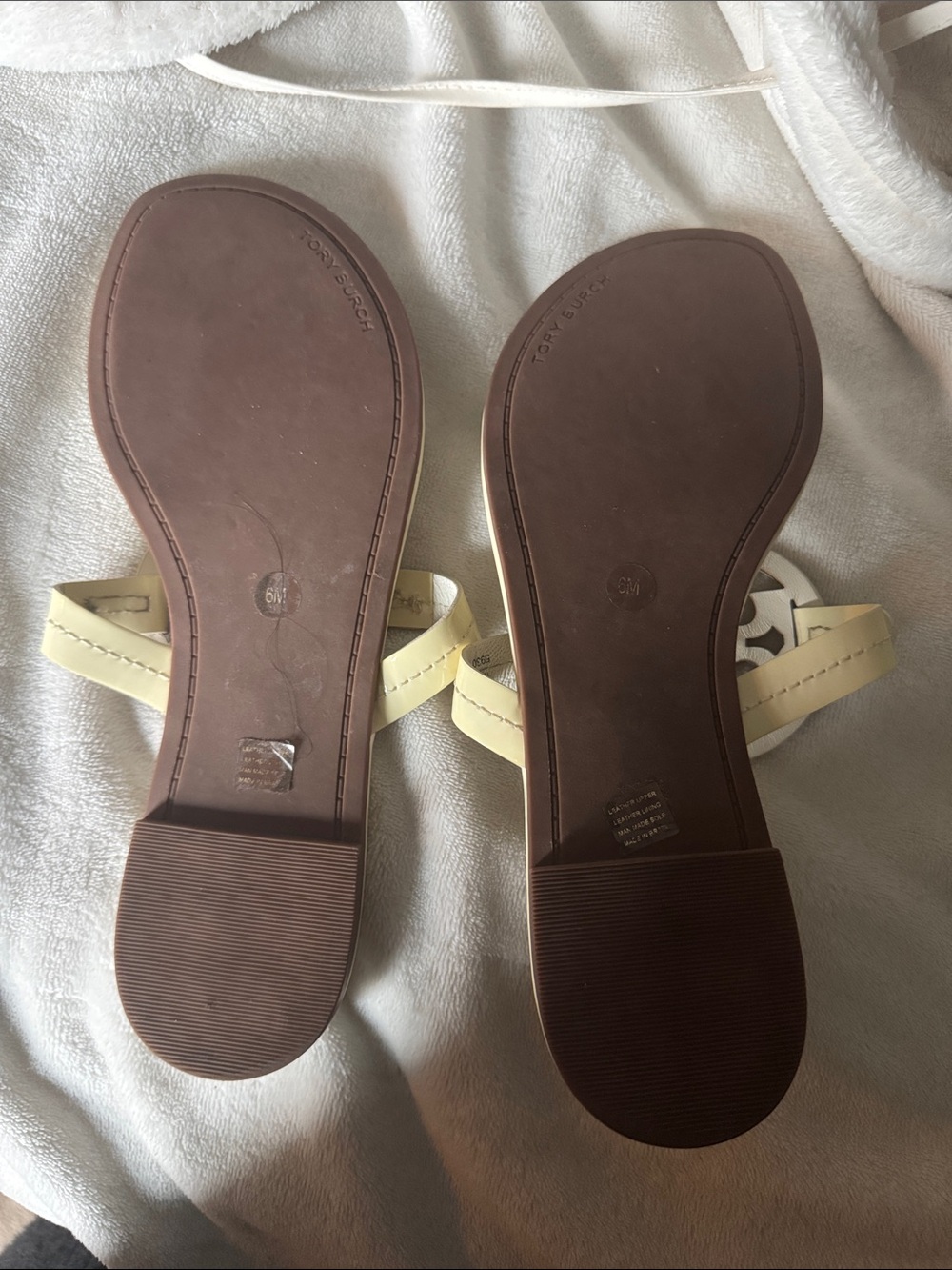 Tory Burch Patent Logo Thong Sandals in Off-White - Picture 4 of 6